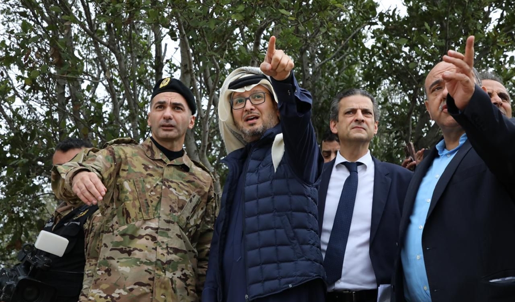 السفيران السعودي والأردني وضابط لبناني يتابعون بالإشارة أحد المواقع