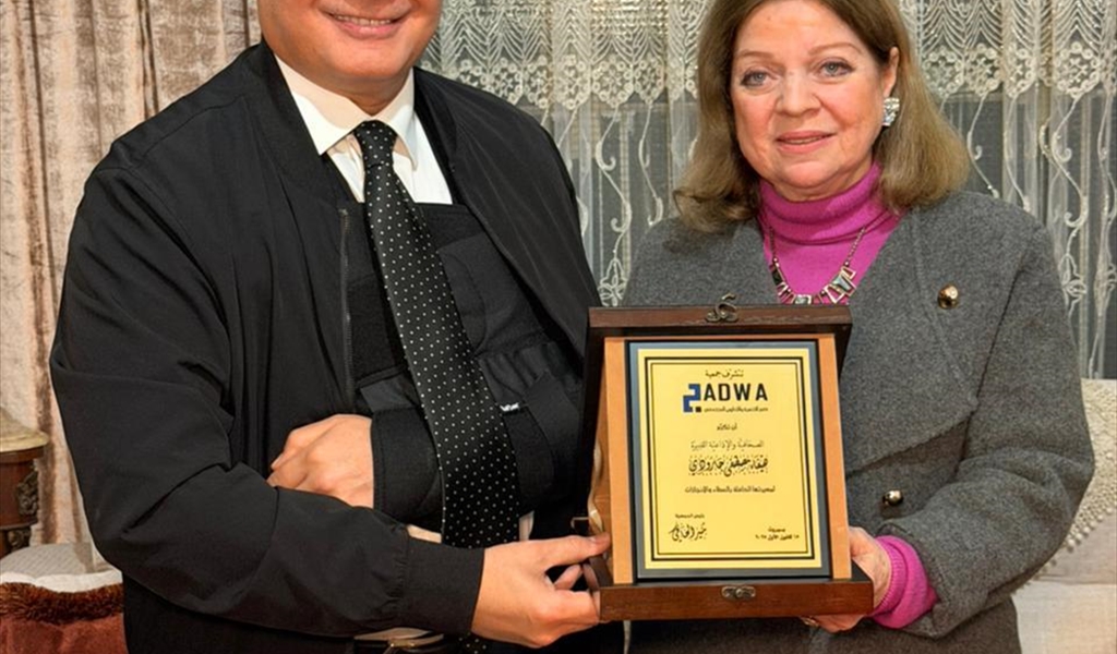 الزميل منير الحافي مكرِّماً الزميلة هيفا جارودي