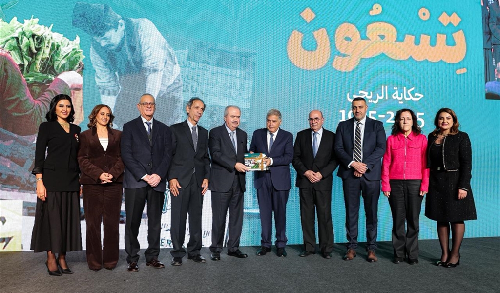 الوزير جابر يتسلم الكتاب من المهندس  سقلاوي