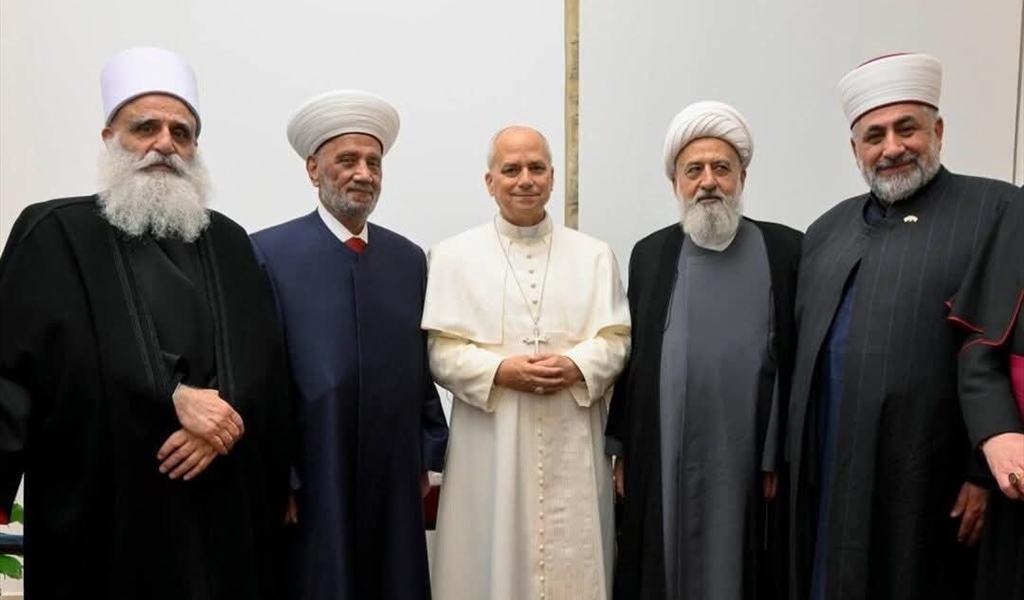 البابا لاوون يتوسط  المفتي دريان والشيخ الخطيب وشيخ العقل والشيخ قدور