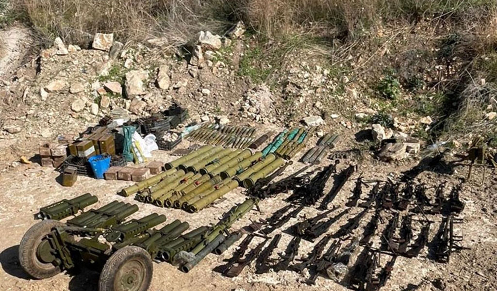 الدفعة الخامسة من الأسلحة الفلسطينية في مخيم عين الحلوة والتي سُلِّمت إلى الجيش اللبناني (مديرية التوجيه)