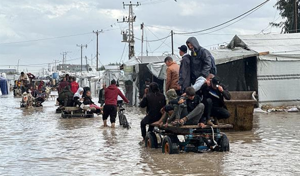 السيول تغمر الشوارع في غزة وتغرق آلاف الخيام