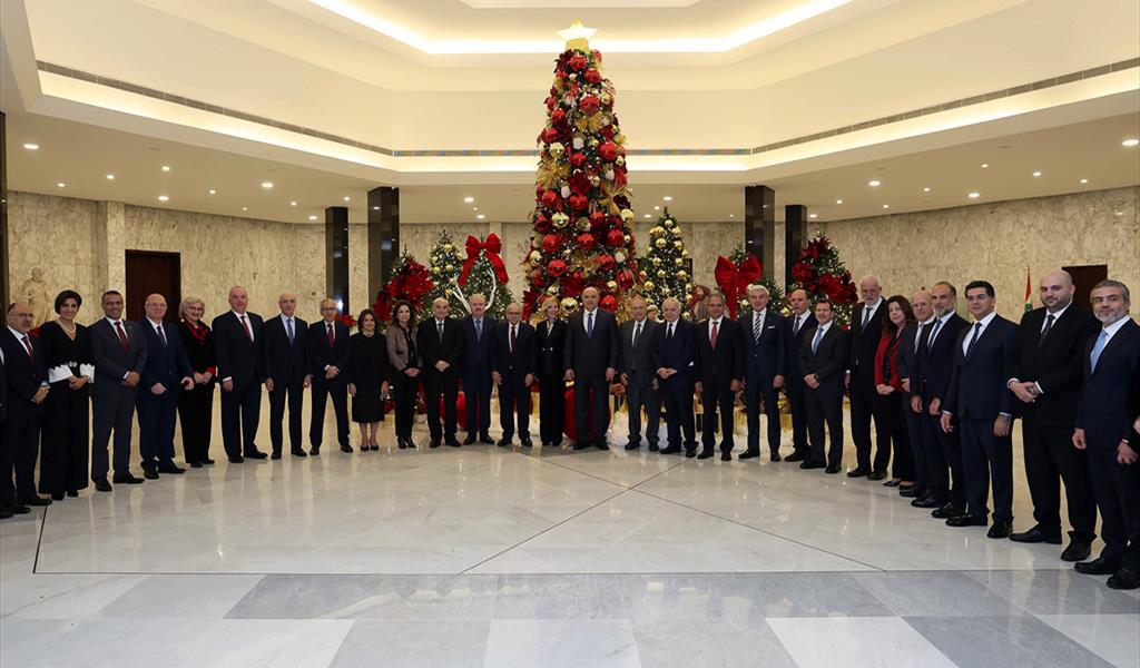صورة تذكارية للرئيسين عون وسلام والوزراء والسيدة الأولى وموظفين أمام شجرة الميلاد في القصر (محمود يوسف)