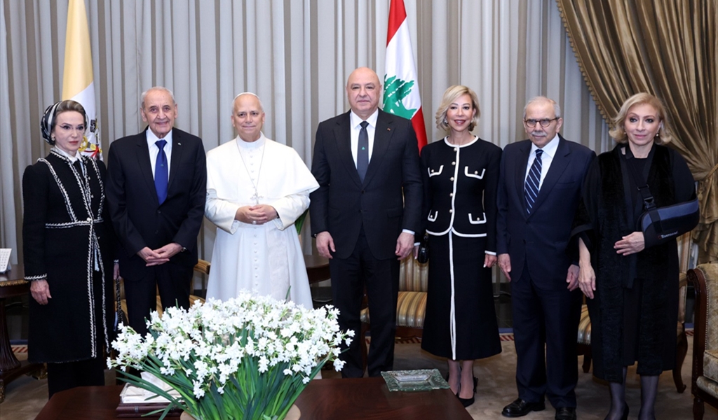 صورة رسمية جمعت البابا لاوون الرابع عشر مع الرؤساء الثلاثة وعقيلاتهم