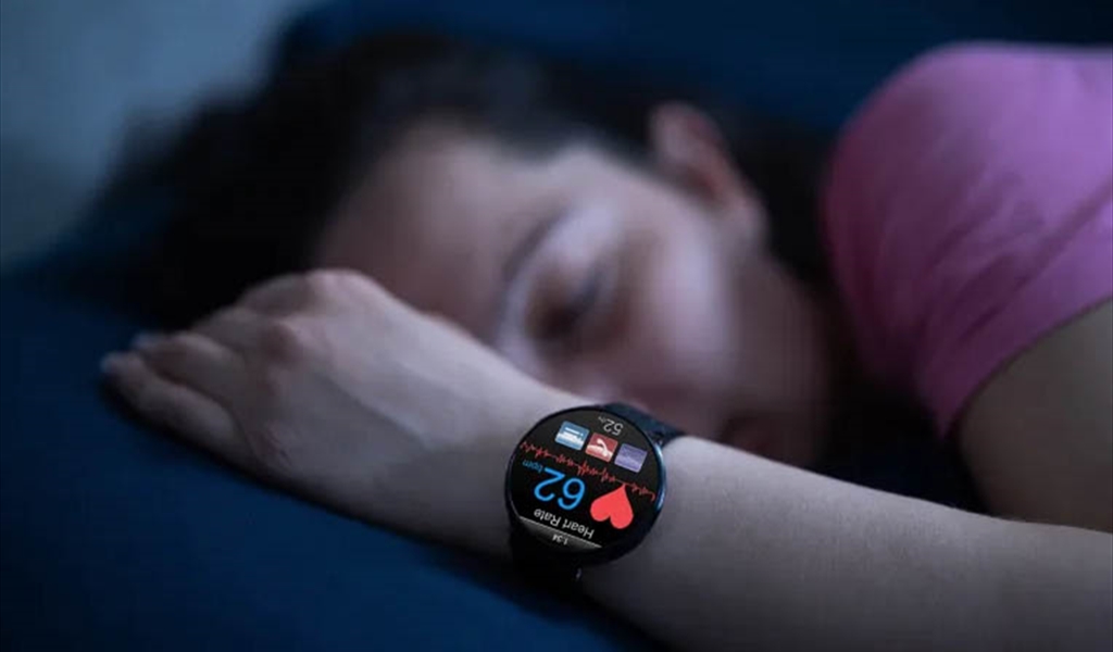 هوس النوم المثالي.. كيف حوَّلت الساعات الذكية نومك إلى كابوس؟