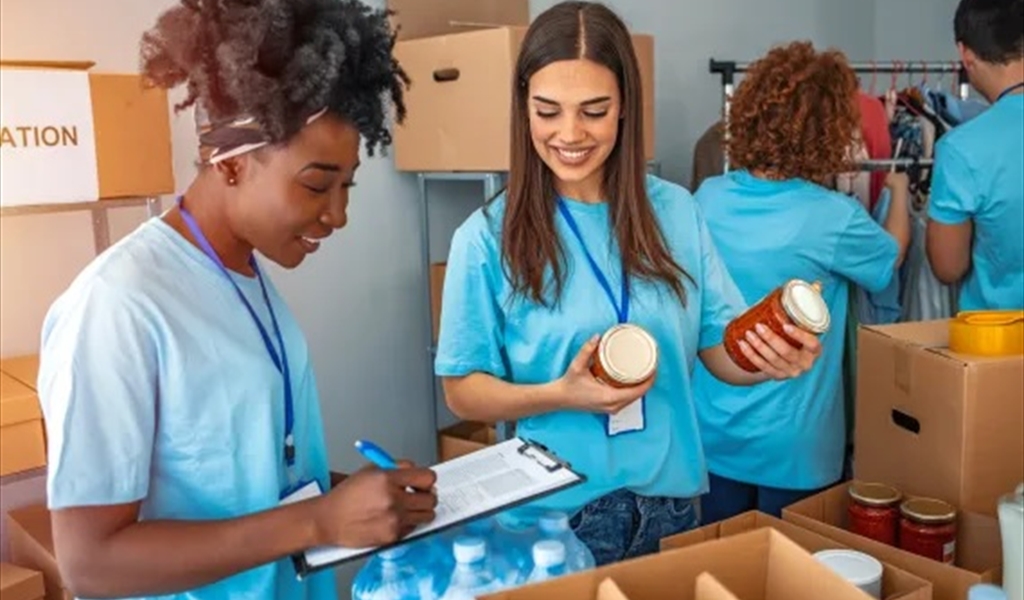 لماذا نشعر بالرضا عند فعل الخير؟ ولماذا يزداد العطاء في الأعياد؟