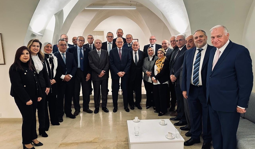 الرئيس تمام سلام متوسطاً وفد الجمعية