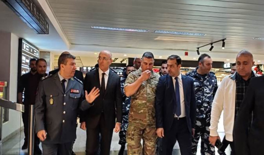 الوزير الحجار خلال جولته في المطار