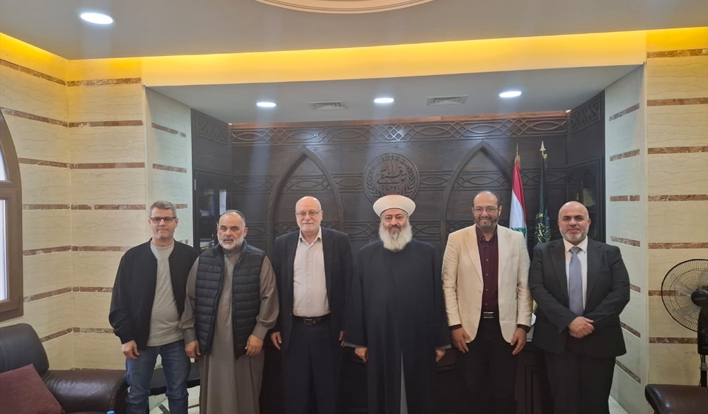 المفتي زكريا يتوسط أعضاء الوفد