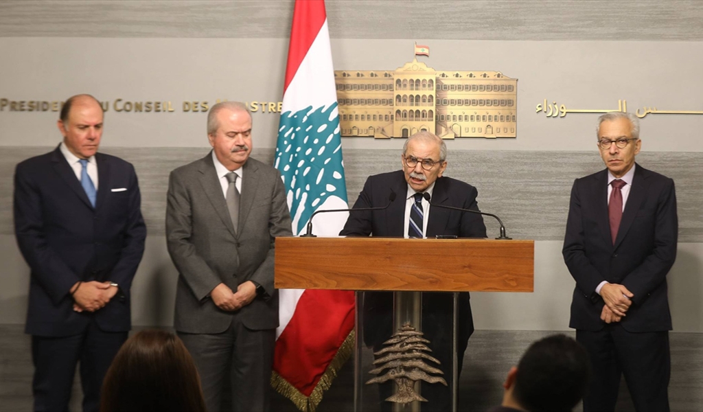 الرئيس سلام خلال المؤتمر محاطاً بالوزيرين جابر والبساط، وحاكم المركزي سعيد