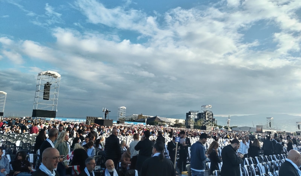 حشود غفيرة تشارك في القداس الإلهي للبابا في الواجهة البحرية لبيروت