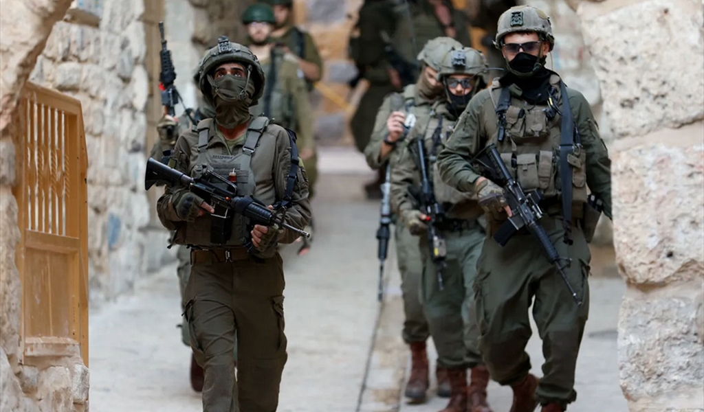 جنود الاحتلال خلال مداهمات في الضفة الغربية