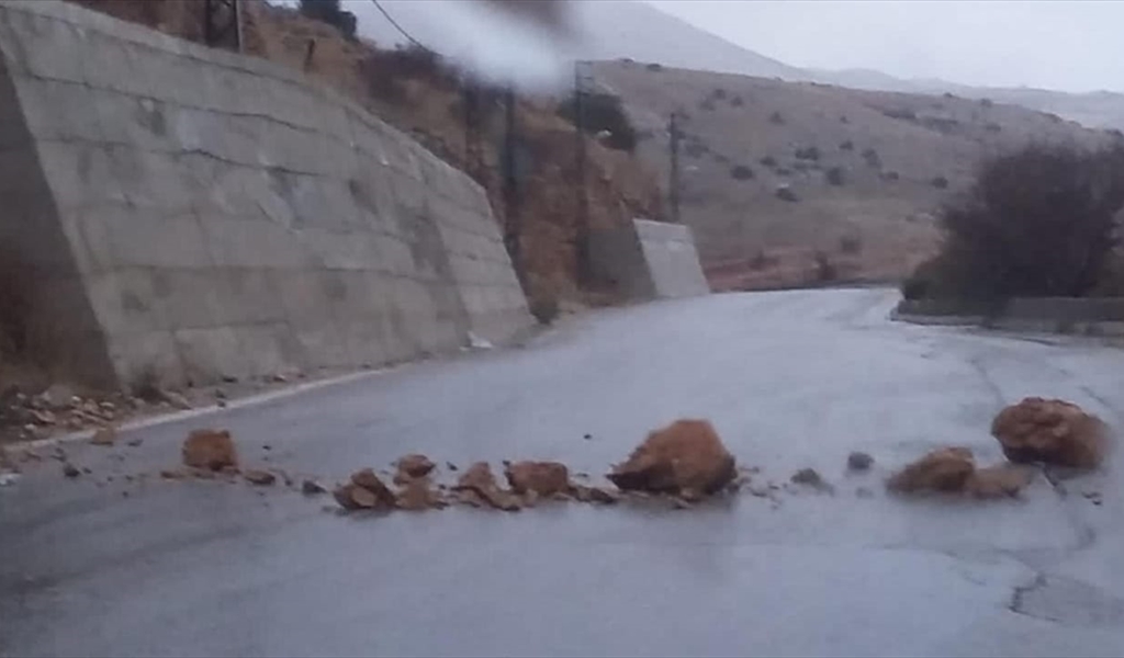 بالصّورة: انهيار الصخور على طريق حزرتا - ترشيش بعد حاجز الدرك