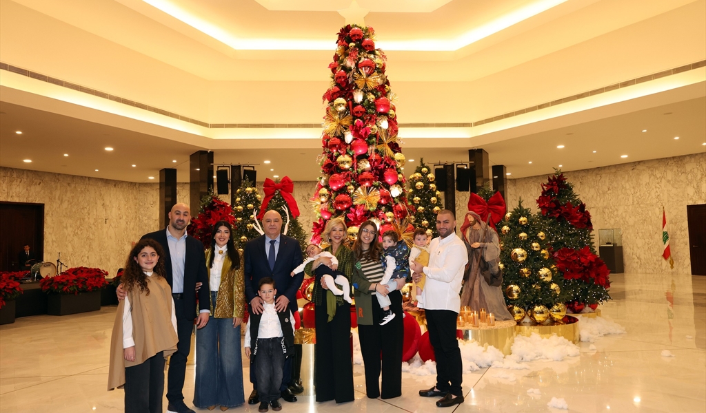 رئيس الجمهورية أضاء واللبنانية الأولى شجرة الميلاد في قصر بعبدا