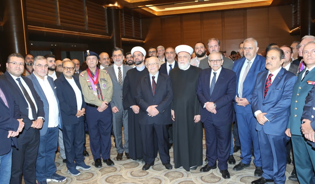 الرئيس نواف سلام يتوسط المشاركين في حفل الاستقبال