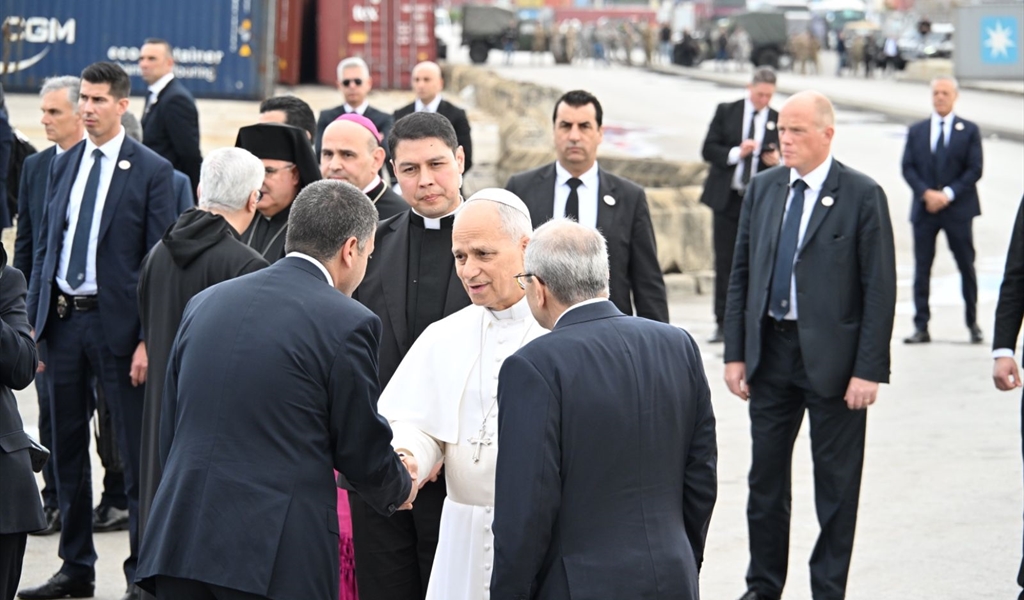 المدير العام لمرفأ بيروت مروان النفّي مصافحاً البابا لاوون بحضور الرئيس سلام