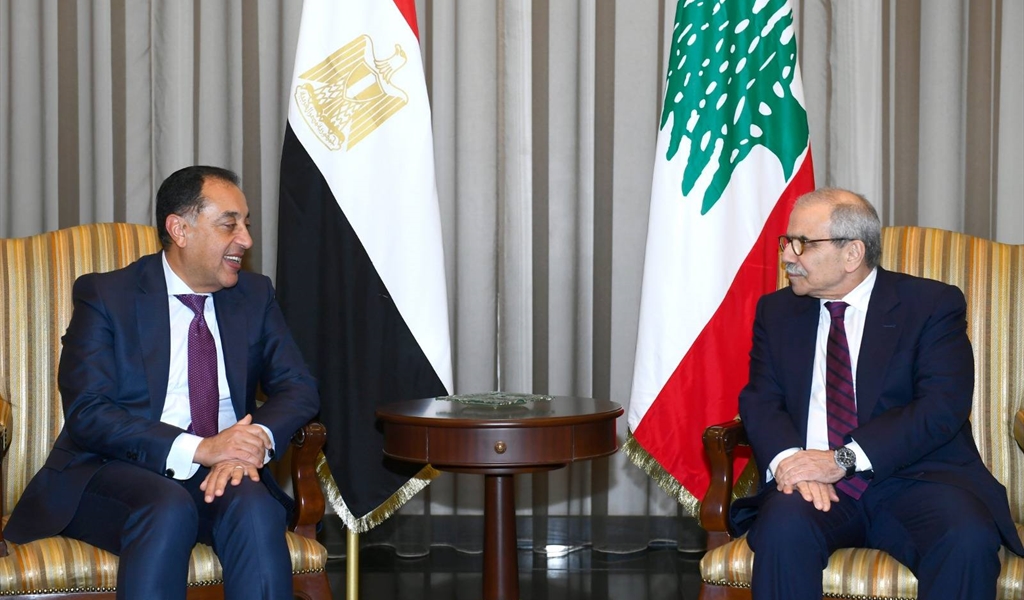 الرئيس سلام خلال استقباله رئيس الحكومة المصرية مصطفى مدبولي في المطار (محمود يوسف)