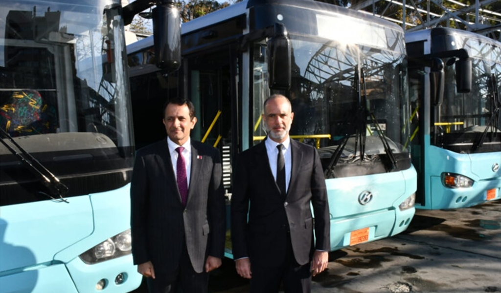 الوزير رسامني والسفير القطري خلال تسليم الهبة