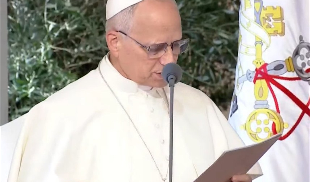 البابا لاوون من المطار: لتتوقف الأعمال العدائية ولا يظن أحد أن القتال المسلح يجلب أية فائدة فالأسلحة تقتل أما التفاوض والوساطة والحوار فتبني