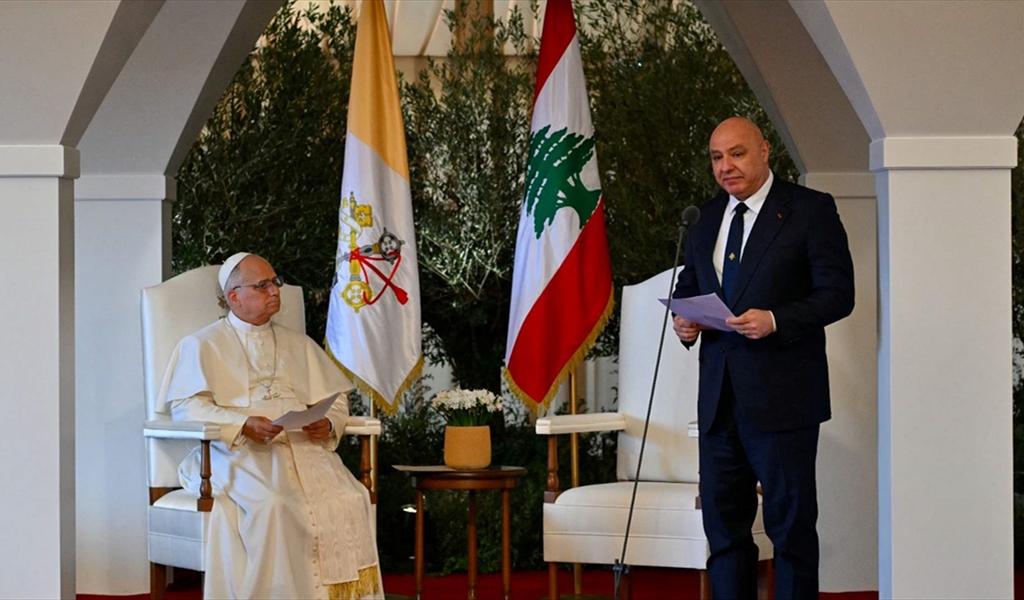 الرئيس عون يتحدث خلال وداعه البابا في المطار