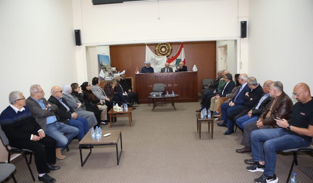 الرئيس تمام سلام متوسطاً أعضاء الهيئتين الادارية والعامة