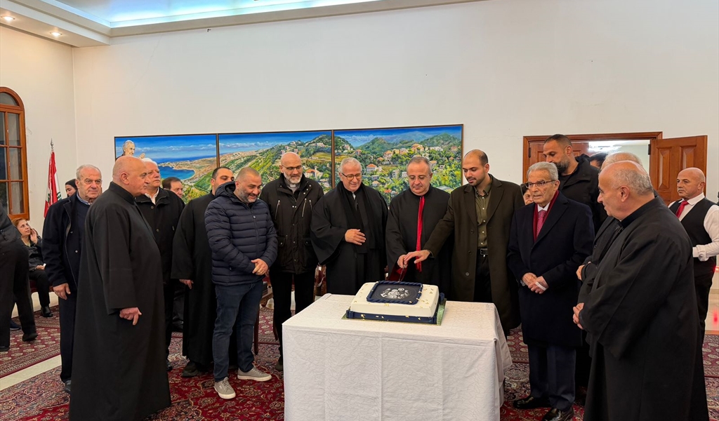 المطران الورشا والوزير السابق وديع الخازن والأب السبريني ومشاركون خلال الاحتفال