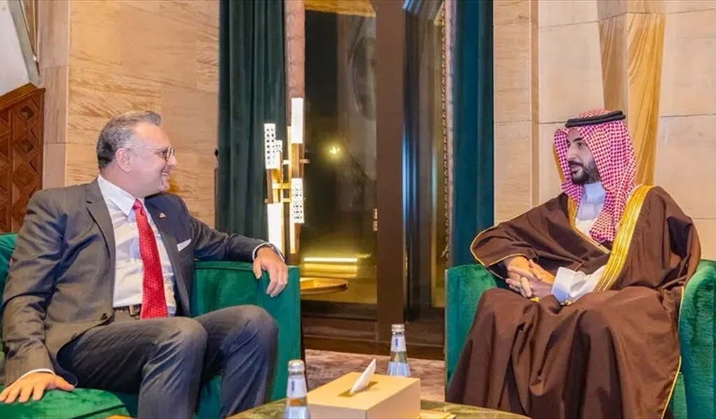 خالد بن سلمان وبولس يبحثان أحداث المنطقة وفرص إحلال السلام