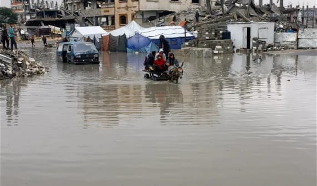 مشهد من غرق خيم النازحين في غزة