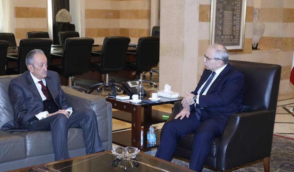 الرئيس سلام مجتمعاً مع السفير كرم