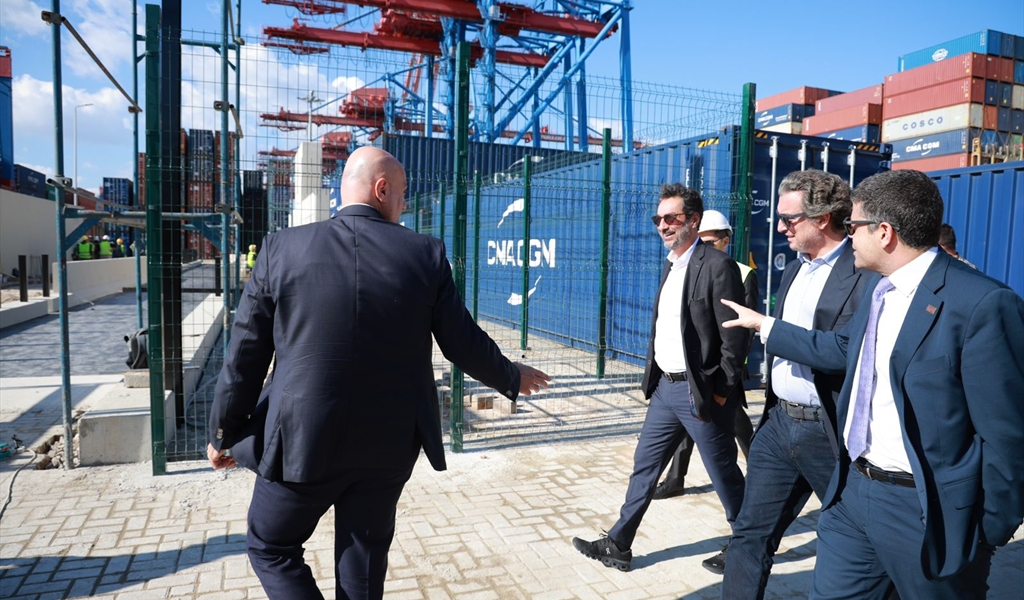 النفي مع النواب خلال الجولة