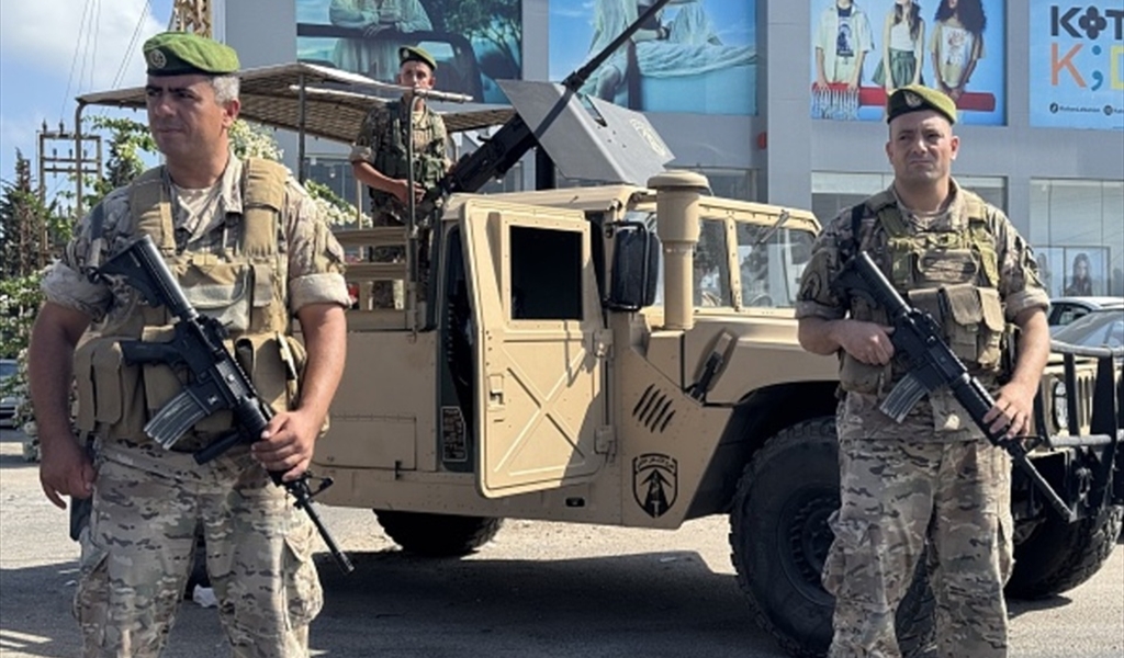 عسكريو ومدنيو القطاع العام: الحقوق أو الشارع