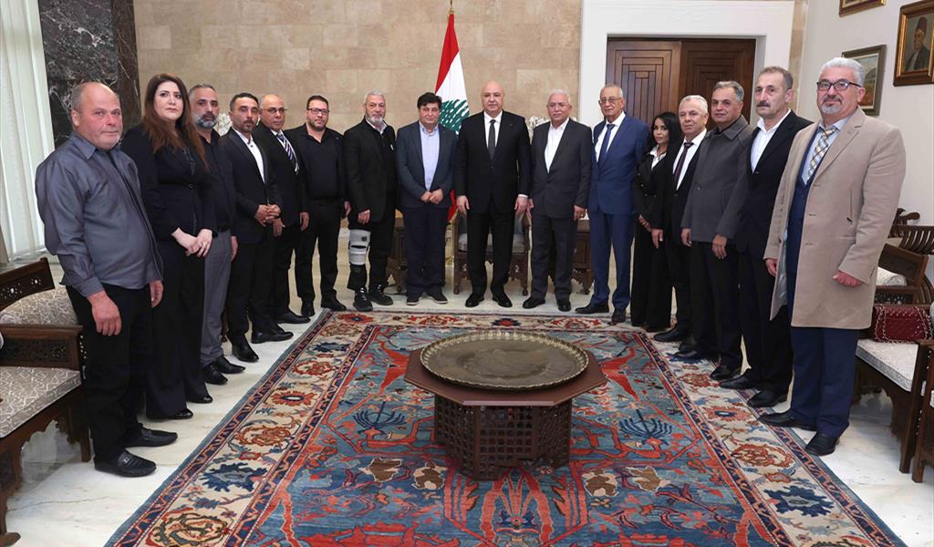 الرئيس عون يتوسط وفد أبناء البلدات الجنوبية