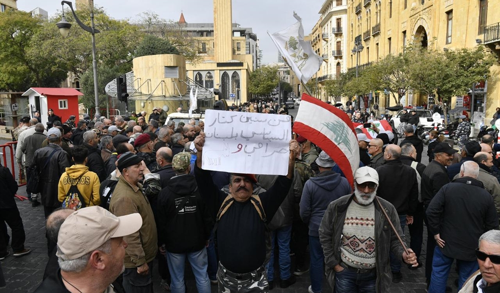 تجمع للعسكريين المتقاعدين أمام مجلس النواب (محمود يوسف)