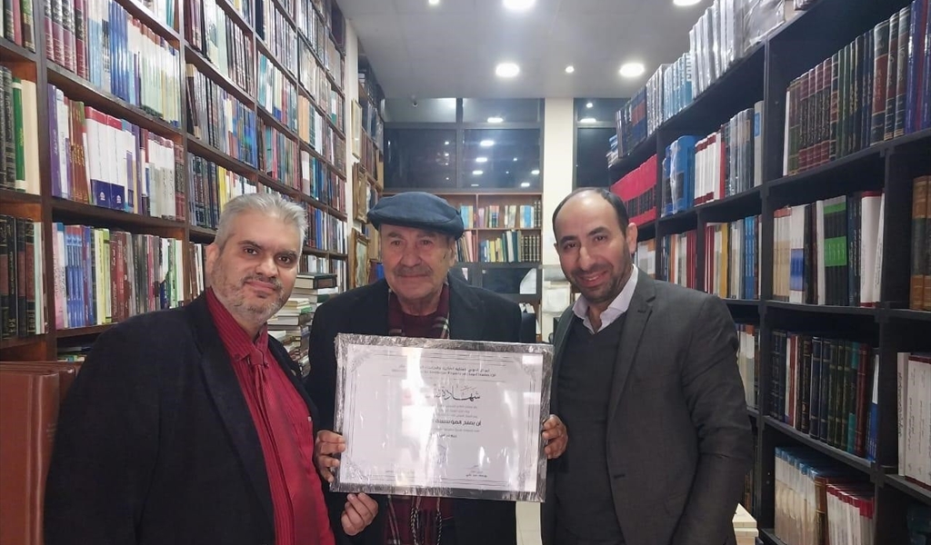 خليفة يتسلم شهادة التقدير من أبو عيسى وعبد علي