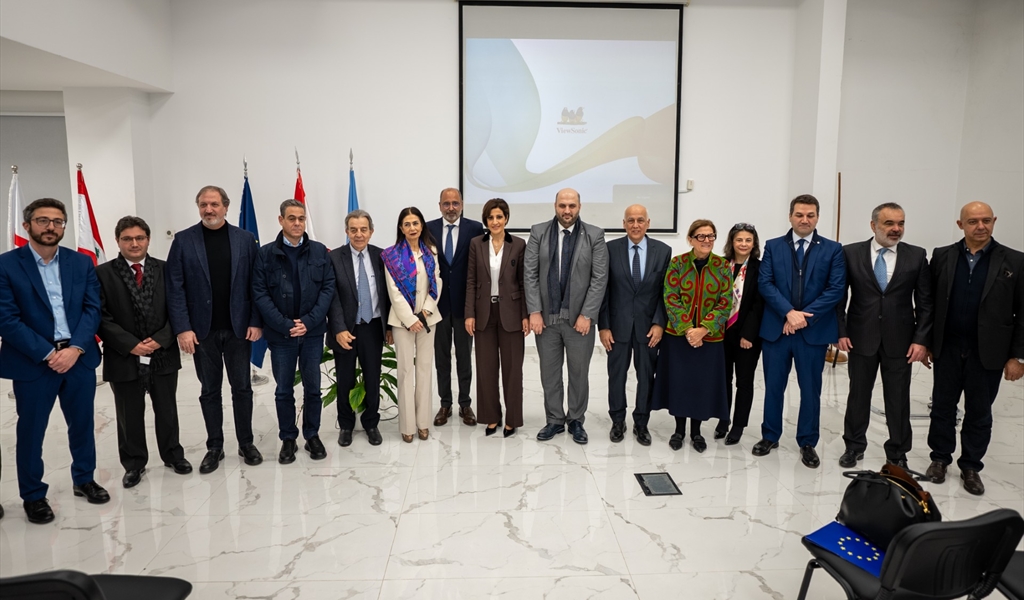 وزير الصحة متوسطاً المشاركين في افتتاح المشروع