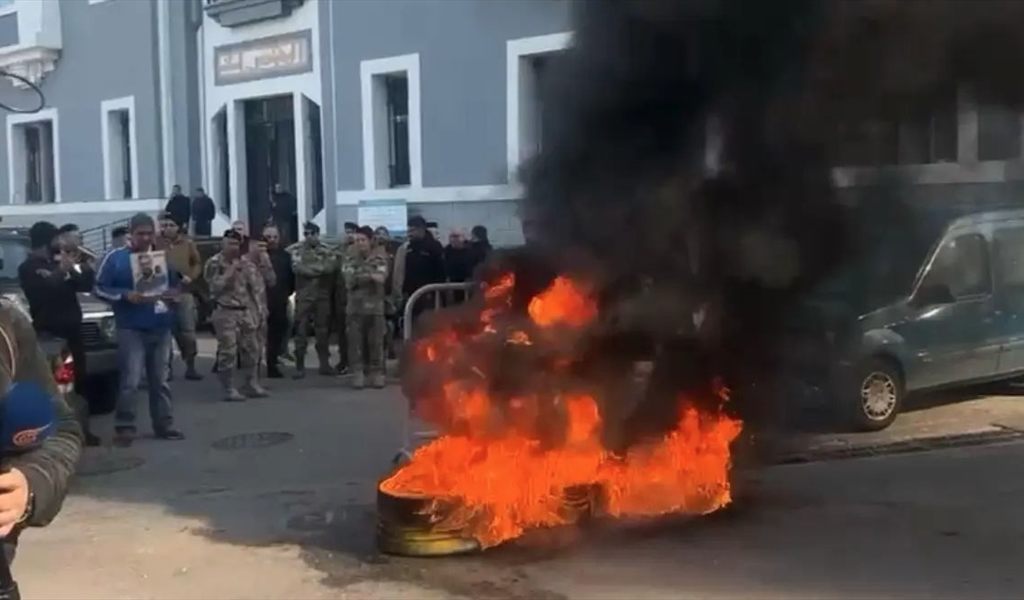 أهالي ضحايا المرفأ يحتجون أمام مبنى الجمارك