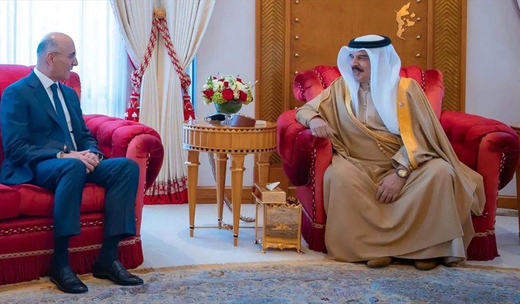 ملك البحرين مستقبلاً الوزير الحجار