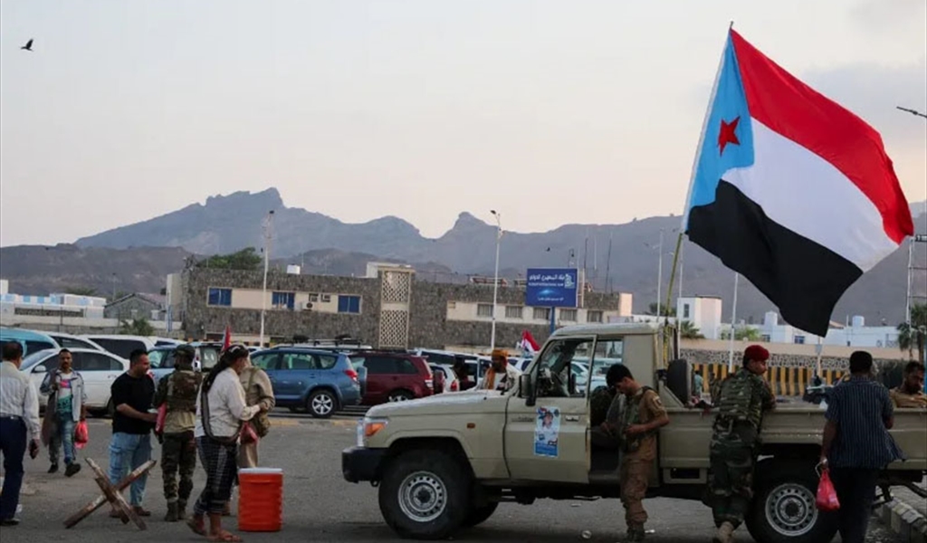 قوات درع الوطن أمام أحد المعسكرات في محافظة حضرموت