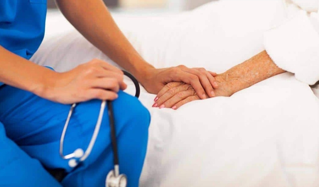 ممرّضٌ منزليّ و"سارق"... هذا ما يفعله!