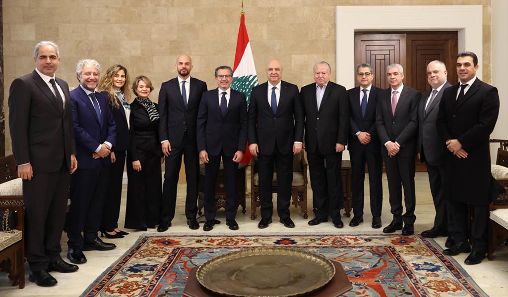 الرئيس عون متوسطاً وفد «الندوة الاقتصادية اللبنانية»