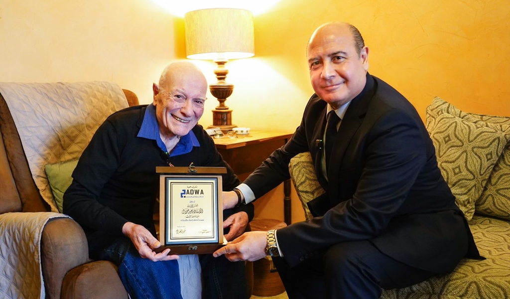 رئيس جمعية جدوى الزميل منير الحافي يقدم الدرع للفنان جلال