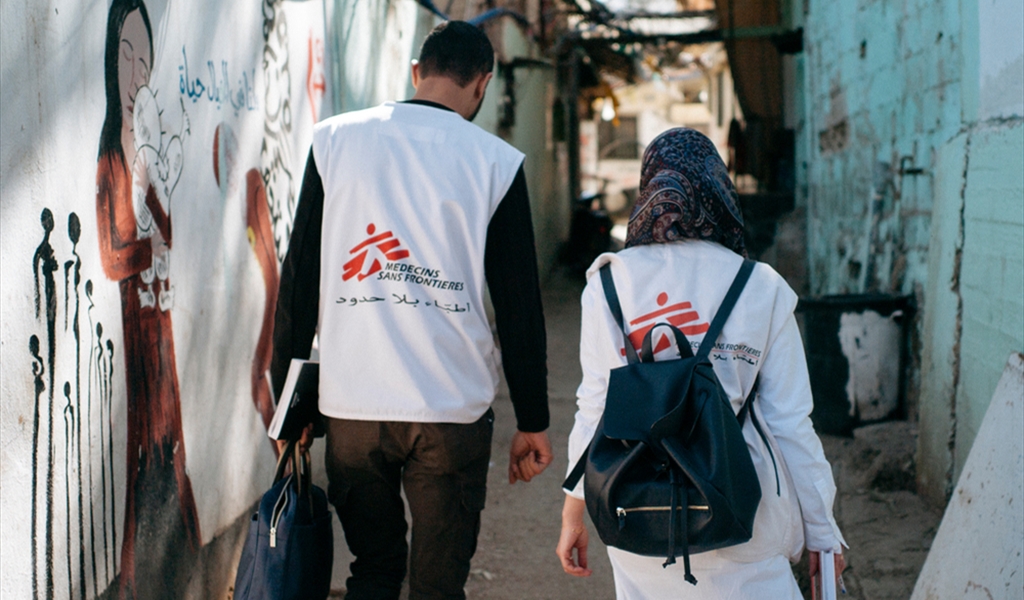 ما وراء العمل الطبي: عقدٌ من التضامن