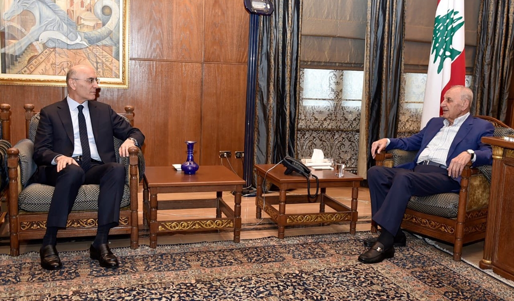 الرئيس بري مستقبلاً الوزير الحجار