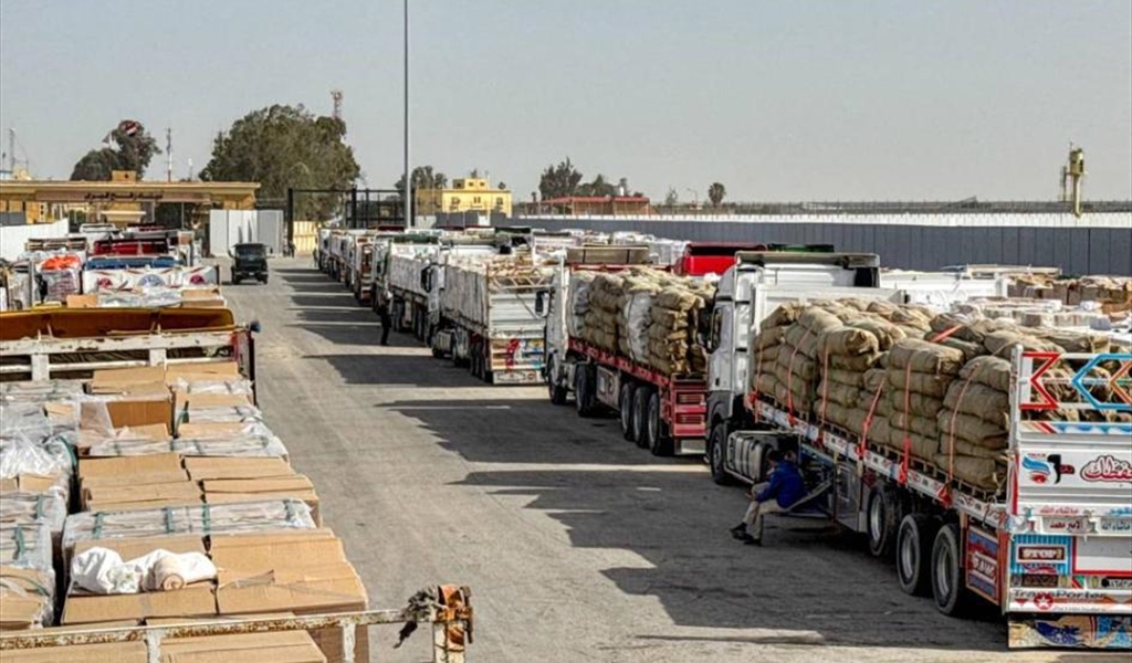 قوافل من شاحنات المساعدات تنتظر فتح معبر رفح .