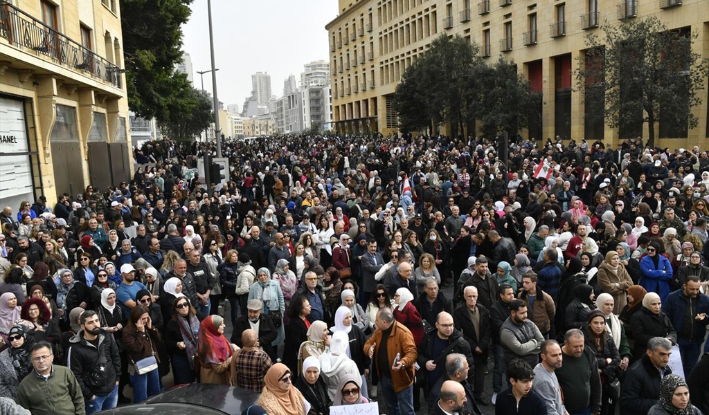 حشد غير مسبوق للأساتذة والمعلمين والمدنيين والعسكريين احتجاجاً على أزمة الرواتب وتجاهلها في الموازنة (محمود يوسف)