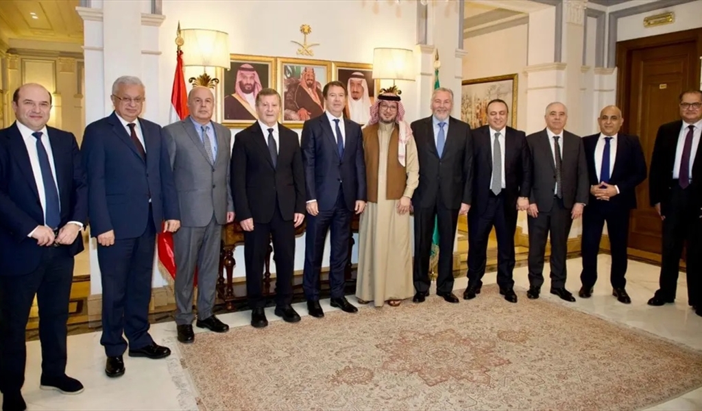 السفير بخاري متوسطاً أعضاء الوفد