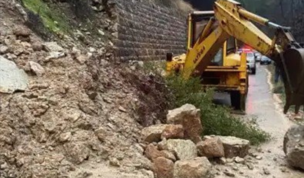 لبنان تحت تأثير المنخفض الجوي.. انهيار جبل في البترون وفيضان النهر الكبير!