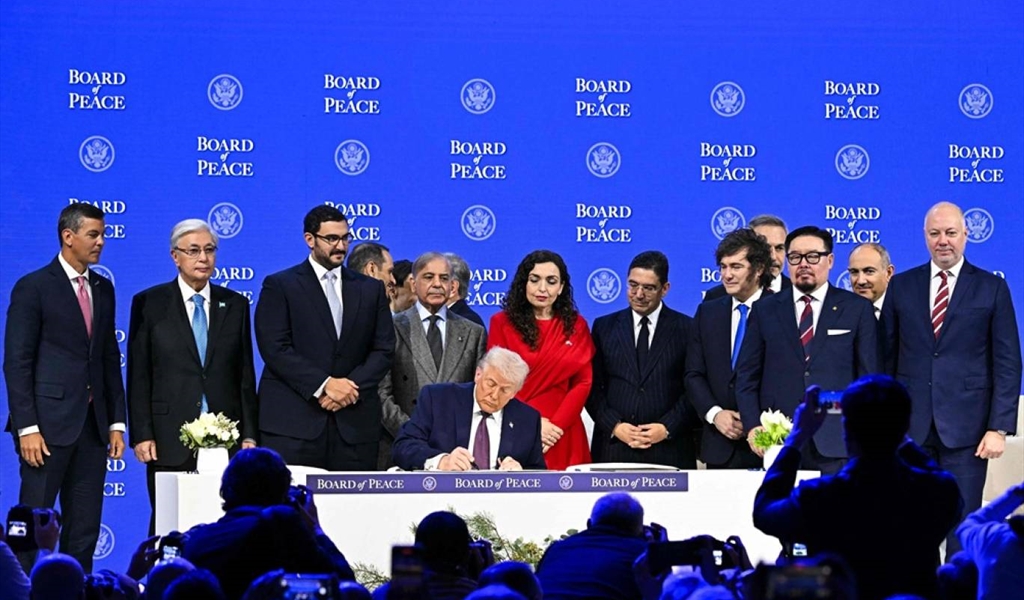 الرئيس ترامب محاطاً بأعضاء مجلس السلام في دافوس يوقِّع على ميثاق السلام