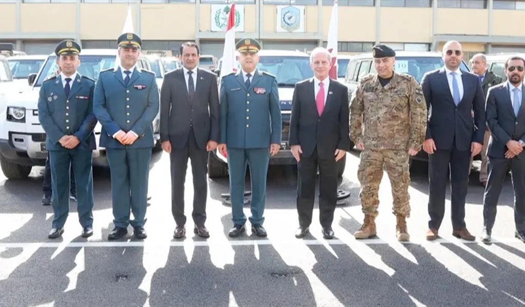 السفيران القطري والأميركي مع ضباط الجيش خلال تسليم الهبة