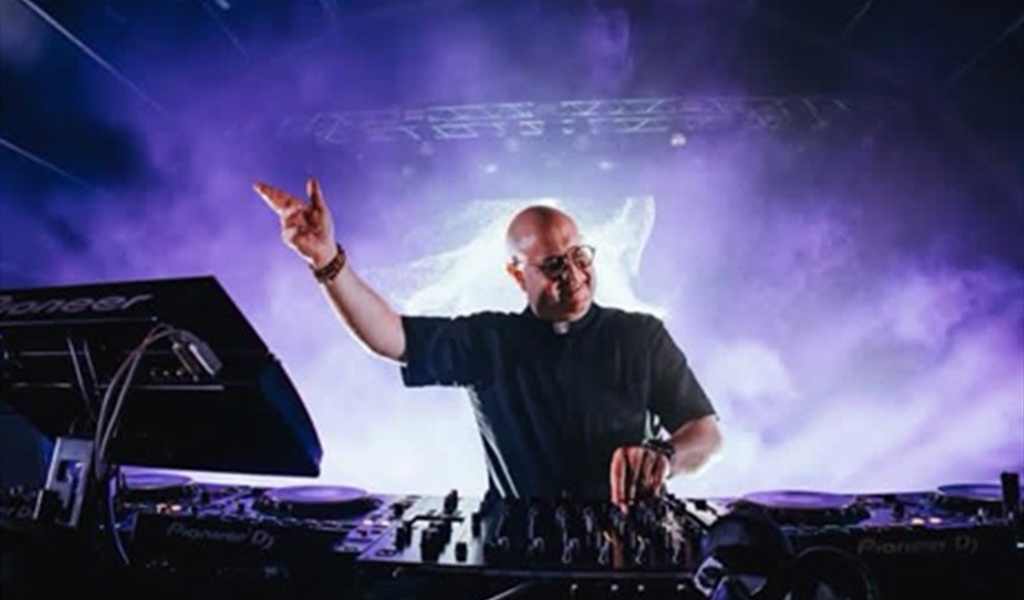 إدعاء الصلاة على إيقاع التكنو: مفارقة المقدّس حين يرتدي إيقاع الحداثة